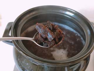 5、红豆椰香芋圆,煮好的红豆汤放入黄冰糖和海南土红糖，夏天放凉后冰箱冷藏