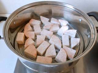 6、红豆椰香芋圆,香芋切小块，上蒸锅大火蒸熟