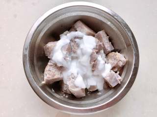 7、红豆椰香芋圆,加入椰浆捣成泥过筛，或放入搅拌机搅打成泥