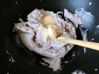 8、红豆椰香芋圆,将香芋泥放入锅中，加入炼乳和黄油