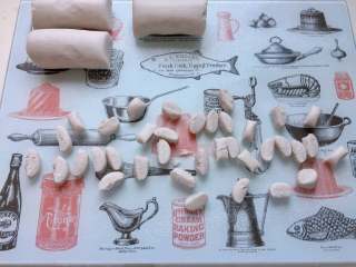 13、红豆椰香芋圆,用刀快速切成小粒