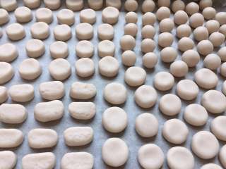 16、红豆椰香芋圆,芋圆搓成不同的形状以便搭配不同食材