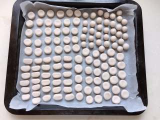 17、红豆椰香芋圆,盘中铺油纸防粘，将做多的芋圆放入盘中，冰箱冷冻保存