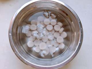 20、红豆椰香芋圆,放入加了冰块的凉开水中降温（冬天省略次步骤）