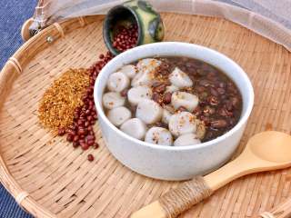 21、红豆椰香芋圆,将红豆和芋圆装入碗中，上面撒少许桂花，红豆椰香芋圆就做好啦~