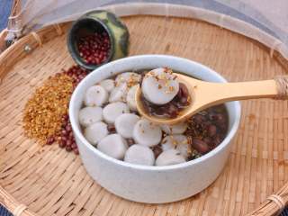 22、红豆椰香芋圆,椰香奶香十足的芋圆，软糯Q弹，搭配桂花香的红豆汤，就是一道美味又健康的甜品了