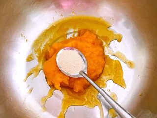 6、多层南瓜蒸馍,加入酵母调匀,静止5分钟