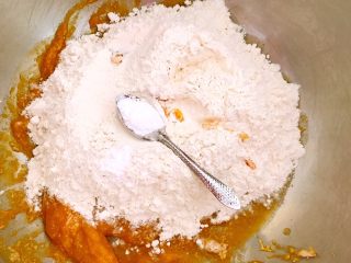 7、多层南瓜蒸馍,加入面粉,加入泡打粉,揉成光滑的面团