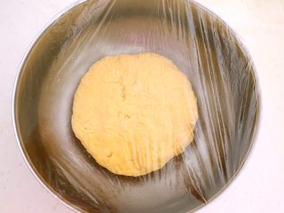 8、多层南瓜蒸馍,揉成光滑面团,盖上保鲜膜醒发60分钟左右