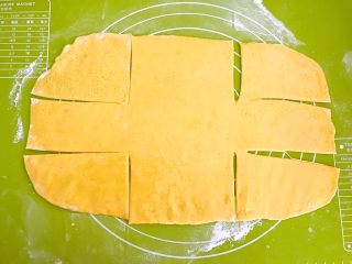 12、多层南瓜蒸馍,均匀的刷一层大豆色拉油