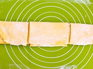 14、多层南瓜蒸馍,把另一边也卷上去