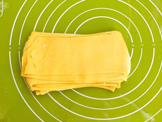 17、多层南瓜蒸馍,擀成长方形