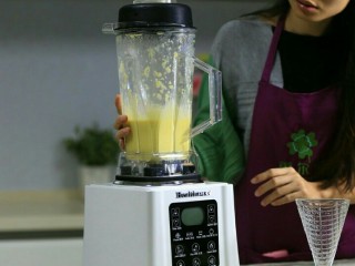 1、玉米燕麦糊,倒入适量的饮用水扣紧杯盖。