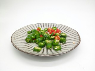 1、#感恩节食谱#糖醋凤爪,青红椒切小丁