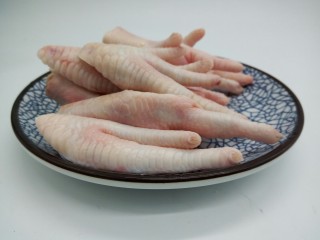 2、#感恩节食谱#糖醋凤爪,鸡爪六个，对半切开，剪去指甲，用流动的水冲洗干净