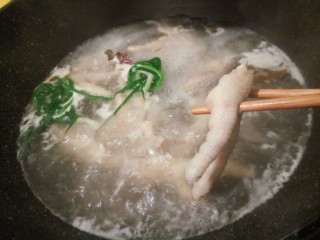 6、#感恩节食谱#糖醋凤爪,想要吃嚼劲一点的，筷子可以扎透就可以了，想吃软一点的，就再多煮5分钟