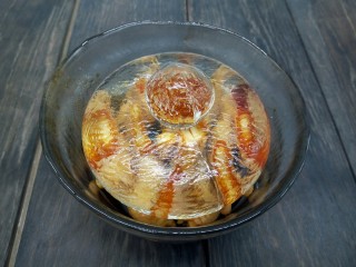 12、#感恩节食谱#糖醋凤爪,盖上盖子，腌制一夜入味