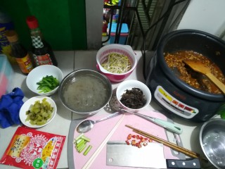 3、广式酸辣薯粉,烧开锅，放油、蒜炒一下，加油辣椒一点，我怕辣放老干妈，然后放肉进去炒，加酱油、盐，糖适量，炒一下，然后少量多次放醋直到味道适合，勾芡，加三分之二小米椒碎，拌好，起锅。