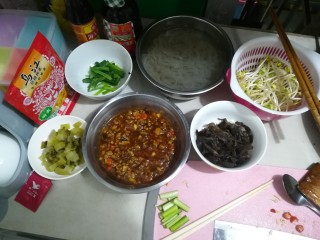 4、广式酸辣薯粉,煮汤。这时候先把薯粉捞起来沥水。按碗大小放大半碗水进锅里，放姜片，烧开后放拍扁的葱白，剩下的小米椒碎，胡椒，盐，少量醋，可以放点味精。清汤就好了。