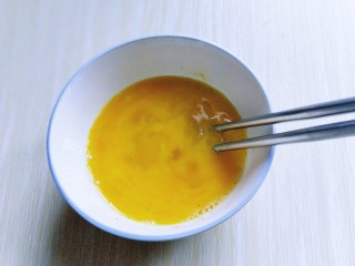 6、番茄炒蛋盖浇饭,用筷子打散至均匀。