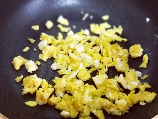 8、番茄炒蛋盖浇饭,待鸡蛋饼表面凝固时再把它切碎，盛出备用。(用铲子切即可)