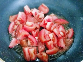 9、番茄炒蛋盖浇饭,锅中再次加入食用油，倒入切好的番茄煸炒。