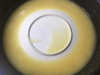 2、猴头菇虫草花猪骨汤,用盘子倒扣，让猴头菇完全浸泡在水中。浸泡2小时。