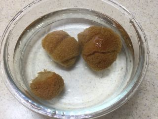 3、猴头菇虫草花猪骨汤,揉搓清洗至水清澈无黄水即可。