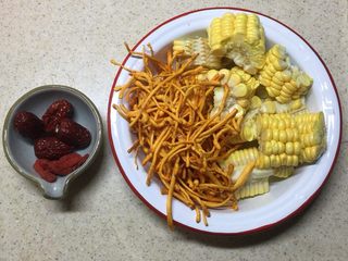 4、猴头菇虫草花猪骨汤,玉米切块，红枣去核。虫草花，枸杞洗净。