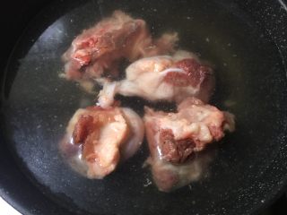 5、猴头菇虫草花猪骨汤,猪骨飞水。