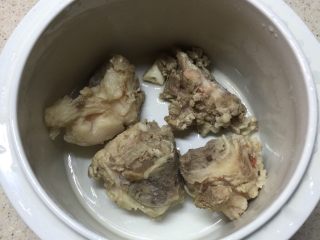6、猴头菇虫草花猪骨汤,洗净放入炖锅。
