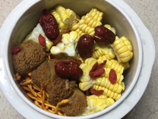 7、猴头菇虫草花猪骨汤,放入其余处理好的食材。