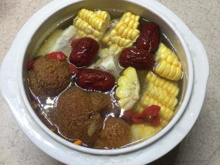 8、猴头菇虫草花猪骨汤,加入水，多少按个人喜好加。