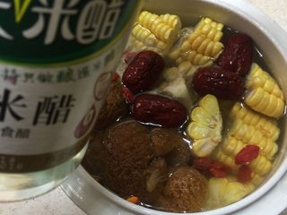 9、猴头菇虫草花猪骨汤,加入醋去腥。