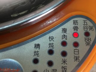 10、猴头菇虫草花猪骨汤,放入炖锅隔水炖煮，启动筋骨模式。