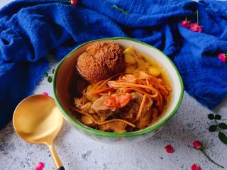 15、猴头菇虫草花猪骨汤,成品。