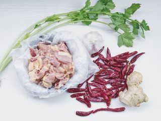 1、家庭辣子鸡块,食材准备:三黄鸡半只 (也可以用鸡腿/鸡胸代替)辣椒半斤 生姜大蒜适量 芹菜2棵 生抽/酱油/白酒/蚝油/食盐/鸡精适量 菜籽油500ml