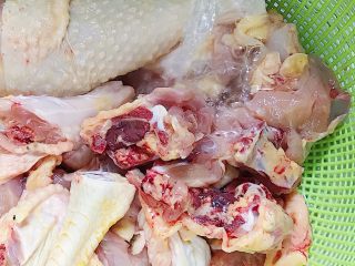 2、家庭辣子鸡块,食材处理:市场上买来的鸡块用水冲洗干净