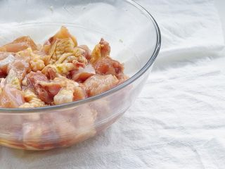 7、家庭辣子鸡块,搅拌均匀腌制半个小时入味