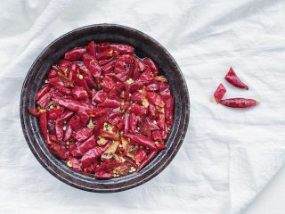 9、家庭辣子鸡块,剪好的辣椒段泡水出去表面灰尘