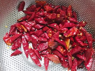 10、家庭辣子鸡块,沥干水分