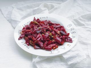 11、家庭辣子鸡块,放置一旁备用