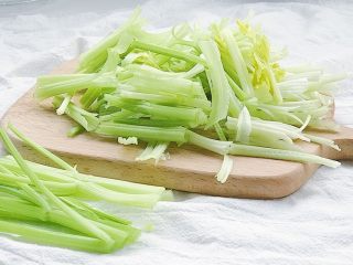 12、家庭辣子鸡块,芹菜切段