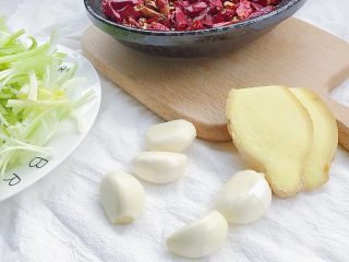 13、家庭辣子鸡块,生姜切片 大蒜去皮留整粒