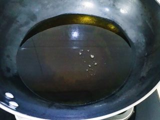 14、家庭辣子鸡块,油锅烧热倒入500ml菜籽油