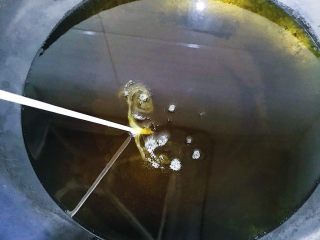 15、家庭辣子鸡块,油温烧至七成热 放一根签子能冒泡泡就可以了