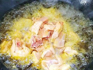 16、家庭辣子鸡块,倒入鸡块