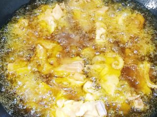 17、家庭辣子鸡块,炸至金黄色熟透(因为鸡块比较大 所以炸制时间要久一些)