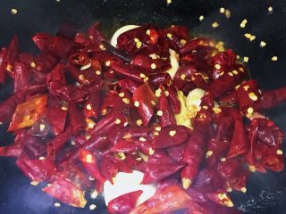 19、家庭辣子鸡块,锅里剩点油 下入辣椒生姜大蒜煸炒出香味