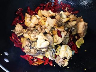 20、家庭辣子鸡块,倒入鸡块